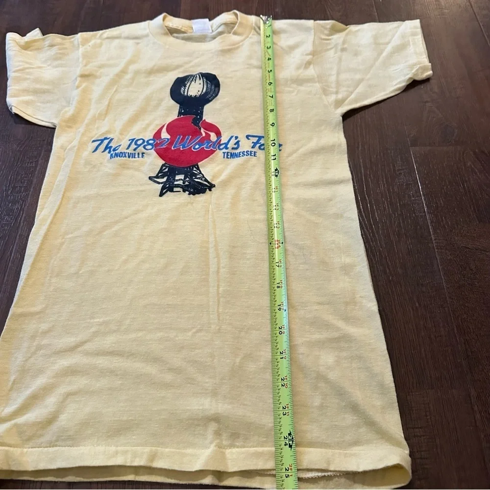 True vintage 1982 World’s Fair Tshirt - Picture 7 of 7
